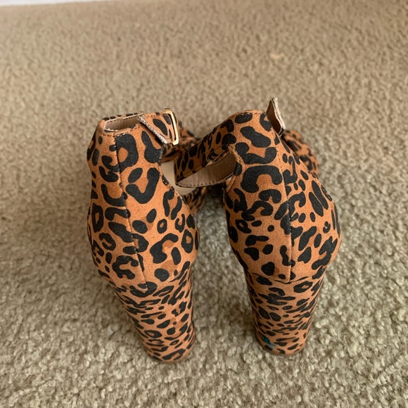Shoe Dazzle Leopard Print Block Heel Sandal - Picture 2 of 3